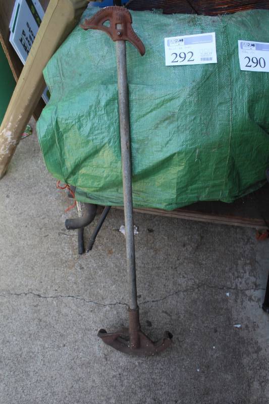lot 292 image: Lew Electric Fittings Co. Manual Pipe Bender #225