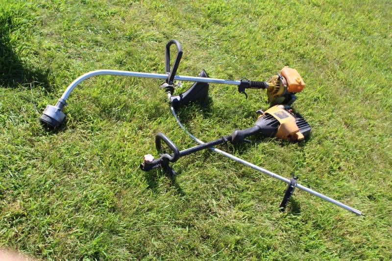 lot 305 image: Lot of (2) Poulan Gas Powered Weed Whips