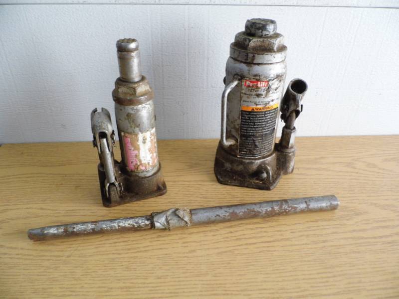 lot 7 image: Lot of 2 Bottle Jacks