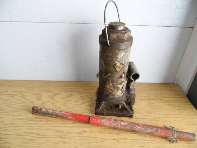 lot 8 image: Bottle Jack