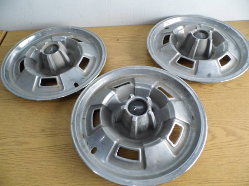 lot 9 image: Lot of 3 Hub Caps