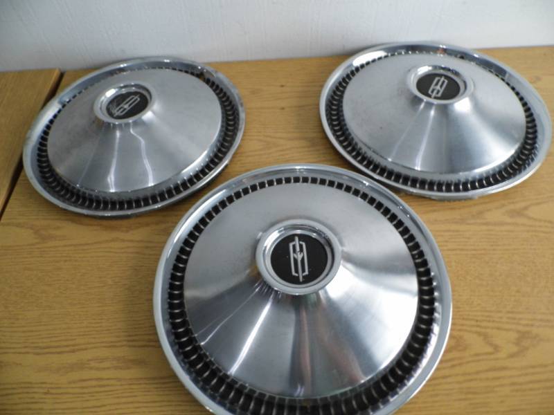 lot 10 image: Lot of 3 Hub Caps