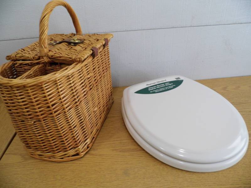 lot 57 image: New Toilet Seat - Picnic Basket
