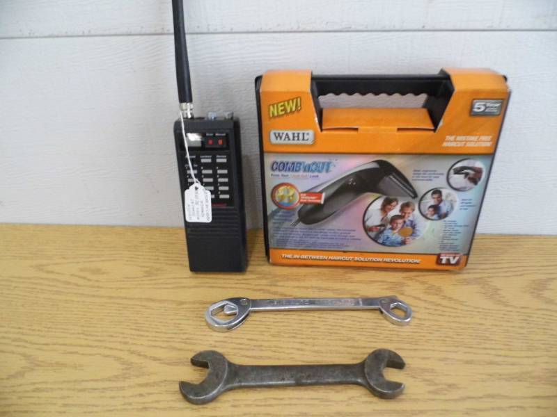 lot 73 image: Wahl ComnnCut - Uniden Scanner