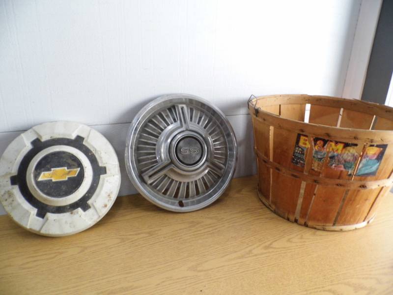 lot 94 image: Vintage Hub Caps  - Bushnell Binnoculars