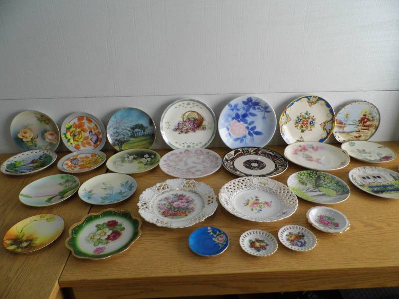 lot 104 image: Decorative Plates