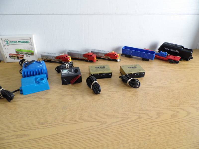 lot 108 image: Train Cars  - Controlers