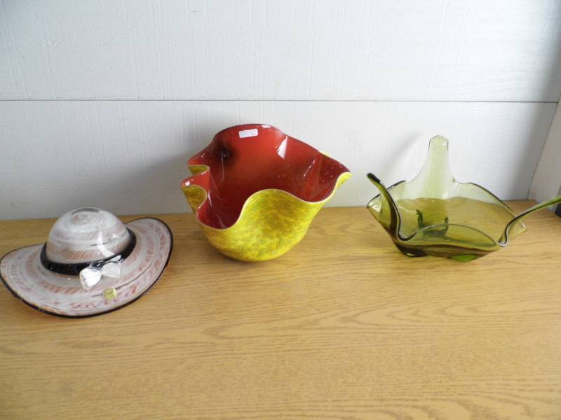 lot 110 image: Crystal Hat - Art Glass Bowls