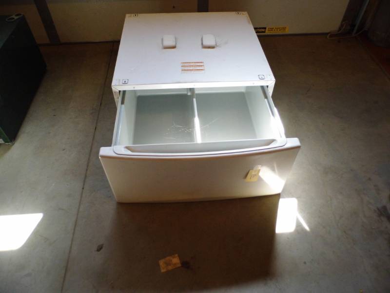 lot 120 image: Washer or Dryer Base - White