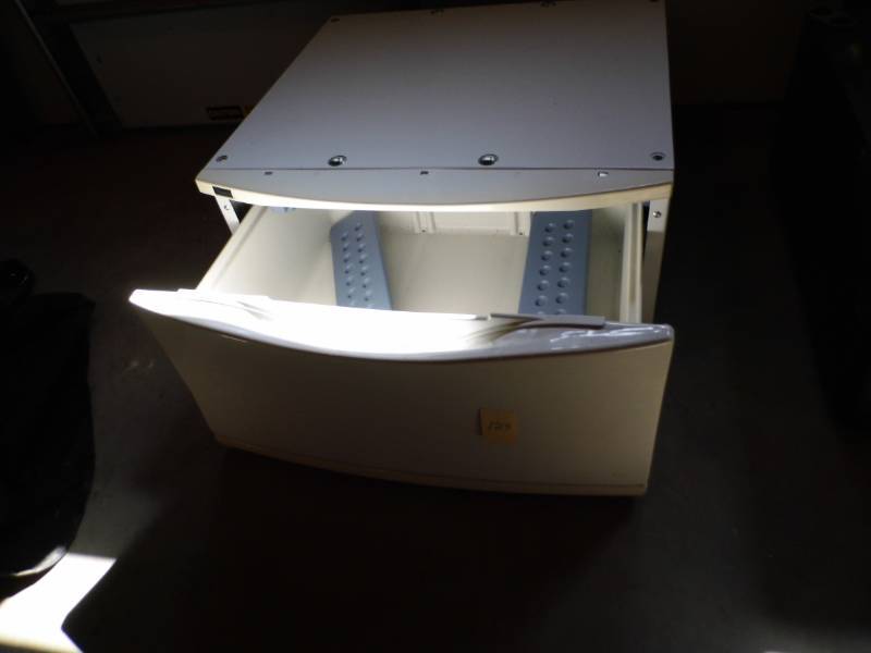 lot 123 image: Washer or Dryer Base -White
