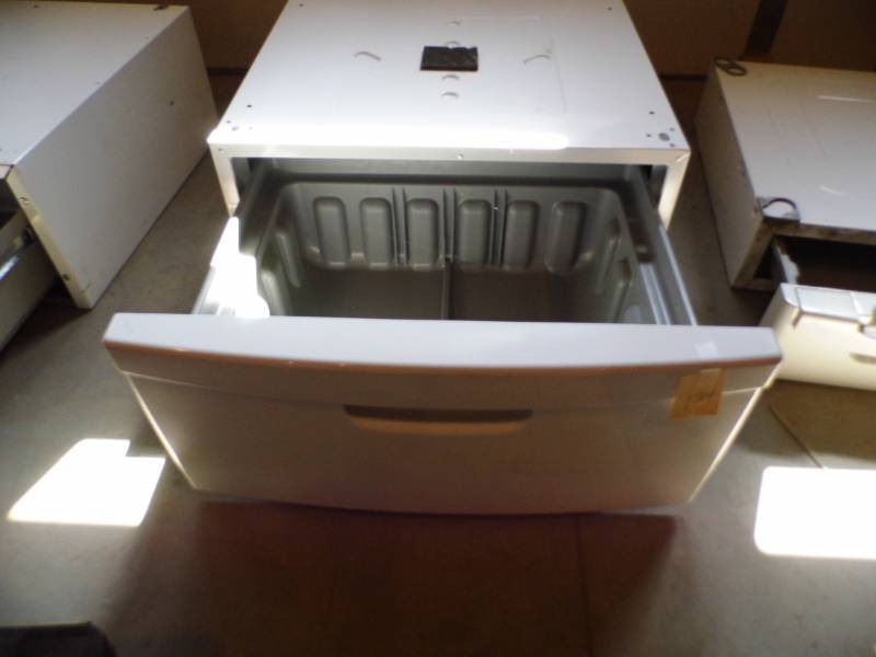 lot 124 image: Washer or Dryer Base -White