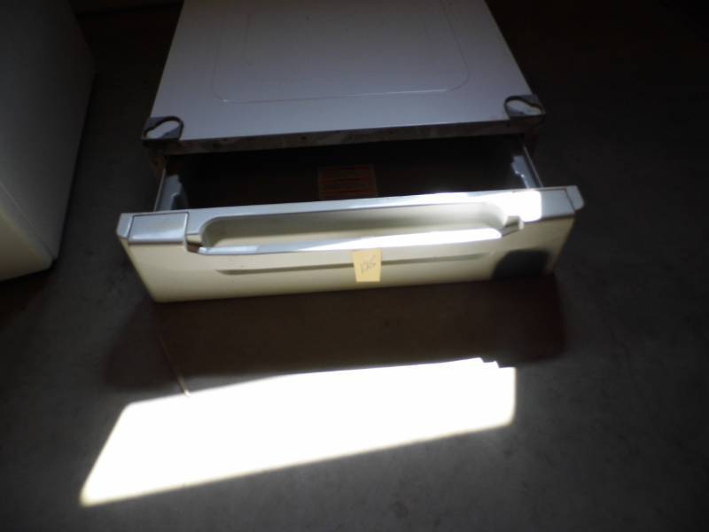 lot 125 image: Washer or Dryer Base - White