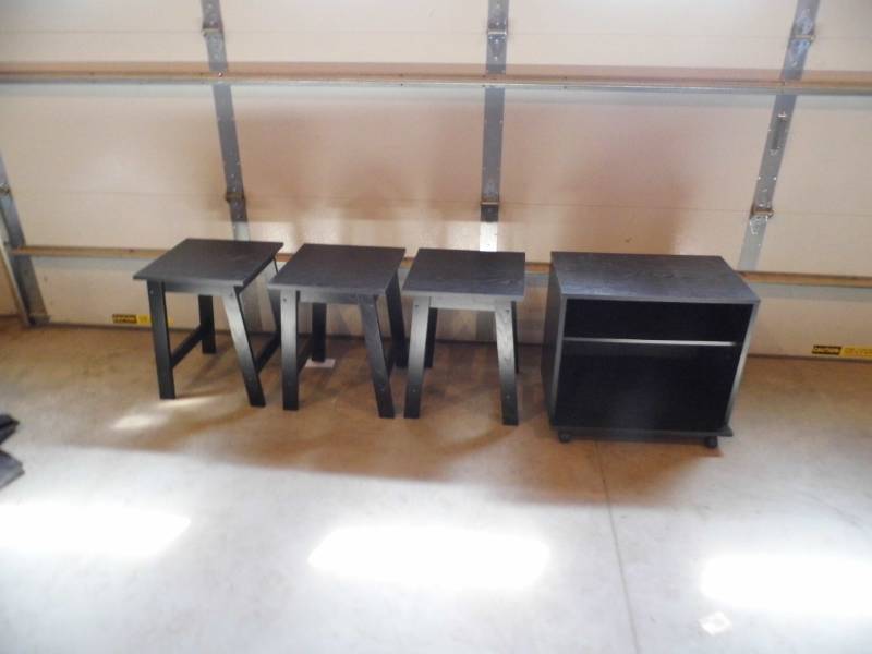 lot 131 image: Lot of 3 Stools - TV Stand