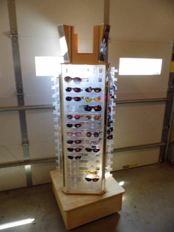 lot 157 image: Sunglass Rack w Sunglasses