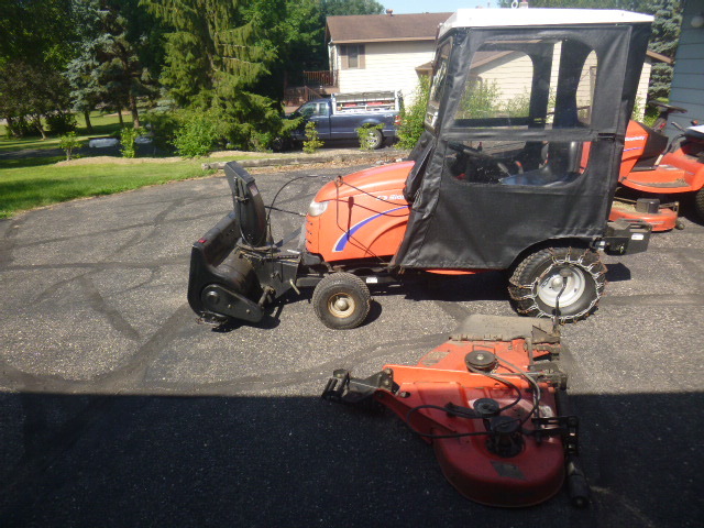 lot 1 image: Simplicity Lawn Tractor