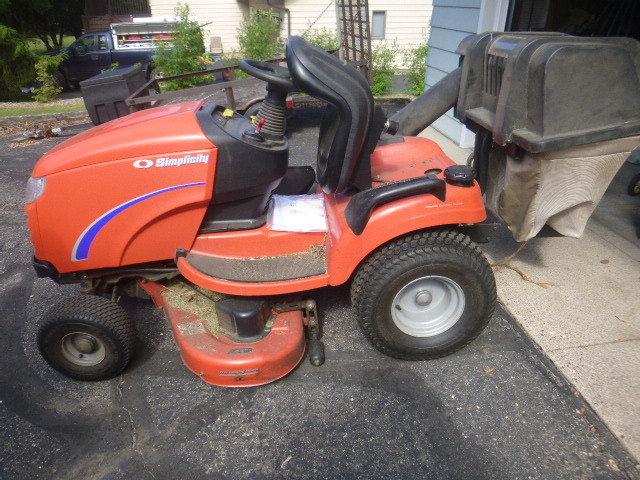 lot 2 image: Simplicity Lawn Tractor