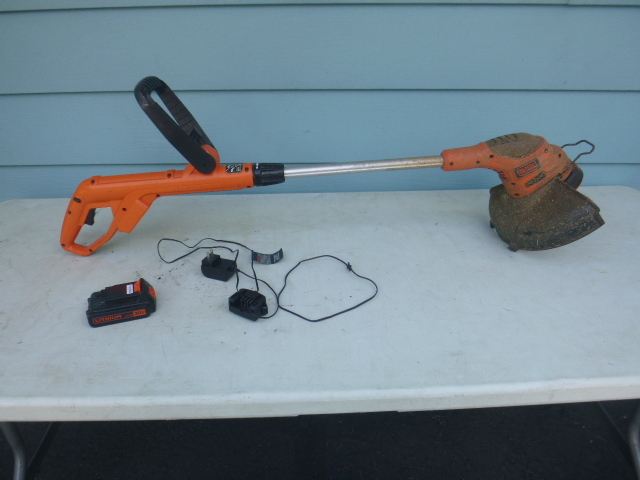 lot 19 image: Black & Decker 20V Weed Whip