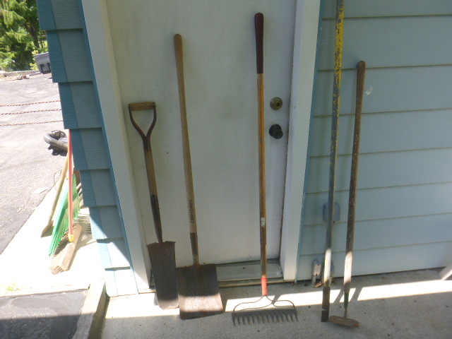 lot 24 image: Lawn Tools