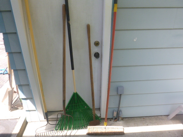 lot 25 image: Lawn Tools