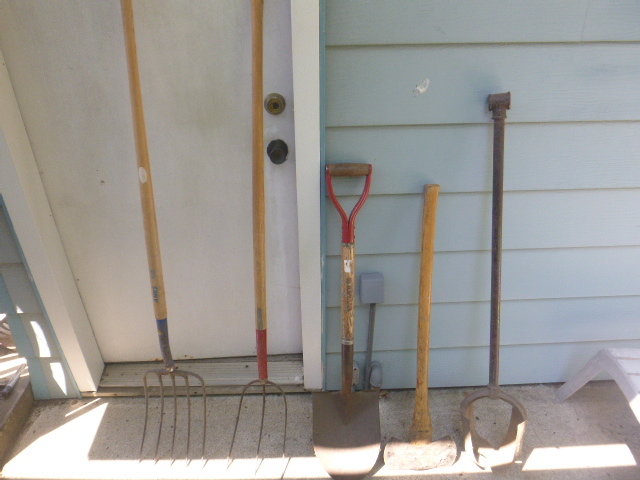 lot 27 image: Lawn Tools