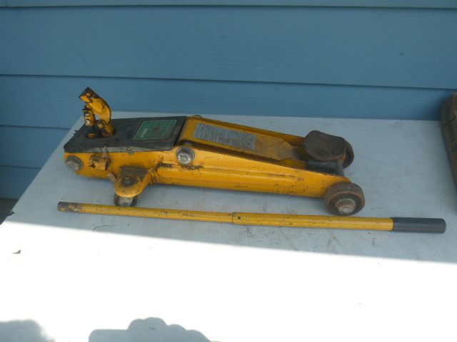 lot 37 image: Cheifton Automotive 1 12 Ton Hydraulic Trolley Jack