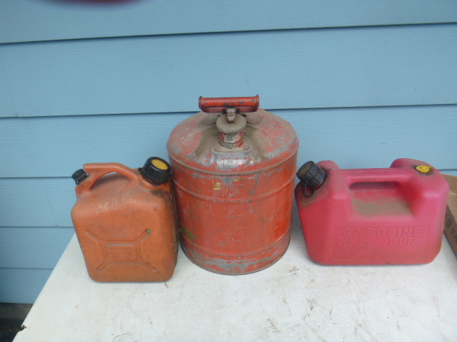 lot 40 image: 3 Gas Cans