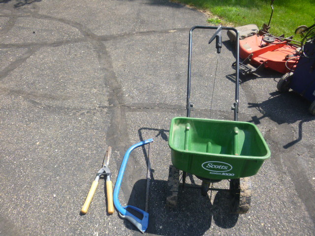 lot 44 image: Scotts 1000 FertilizerSpreader