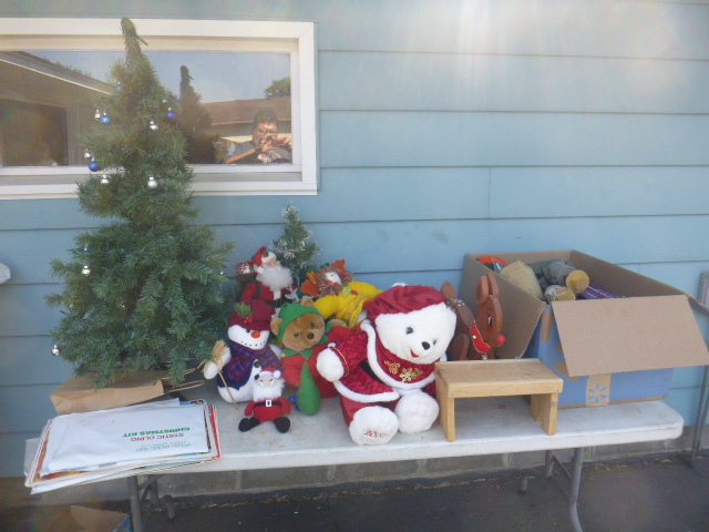 lot 156 image: Holiday Decorations