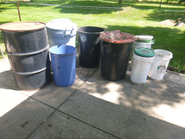 lot 165 image: Trash Cans and Pails