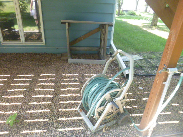 lot 173 image: Hose Reel with Hose and Dog Shelter