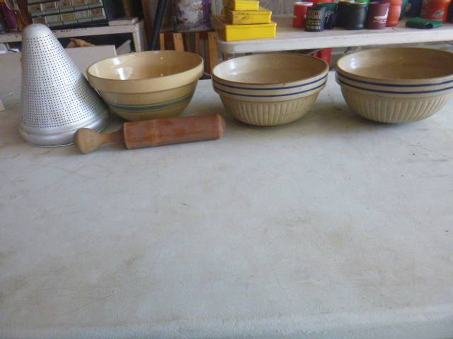lot 186 image: Stoneware Bowls