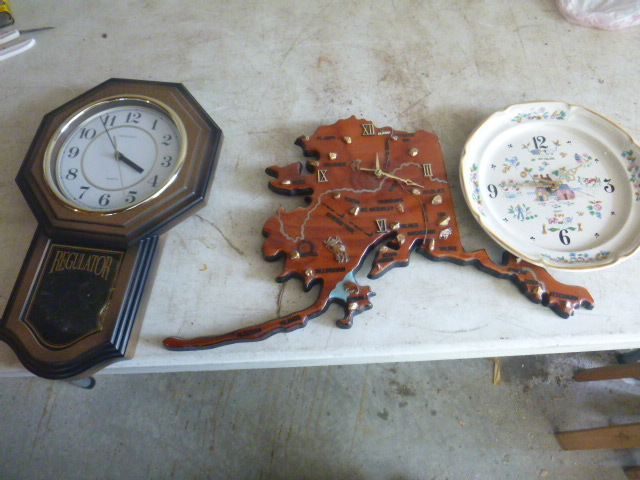 lot 196 image: 3 Battery Operated Clocks