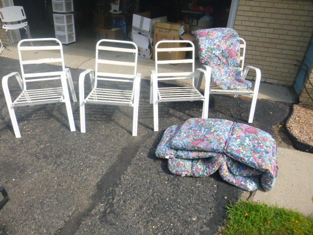 lot 205 image: 4 LawnPatio Chairs