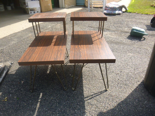 lot 206 image: 2 End Tables