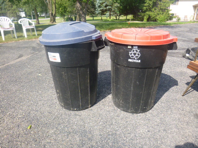 lot 207 image: 2 Trash Cans with Lids