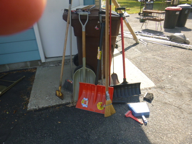 lot 210 image: Lawn Tools