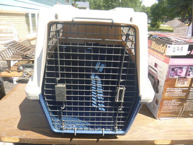 lot 234 image: Dog Kennel