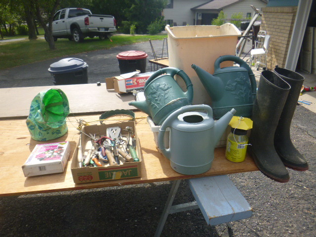 lot 253 image: Miscellaneous Garden Items