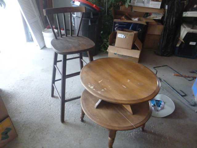 lot 255 image: Bar Stool and Table