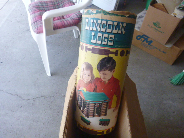 lot 262 image: Vintage Lincoln Logs