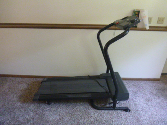lot 285 image: Weslo Cadence Tread Mill