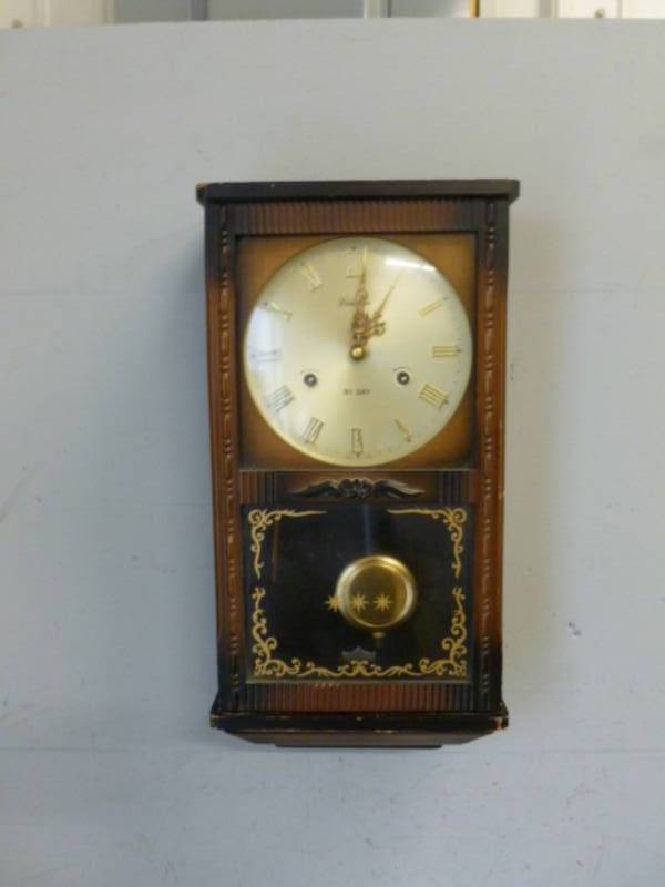 lot 3 image: Vintage Clock