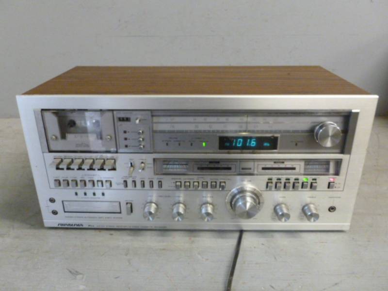 lot 4 image: Vintage Receiver