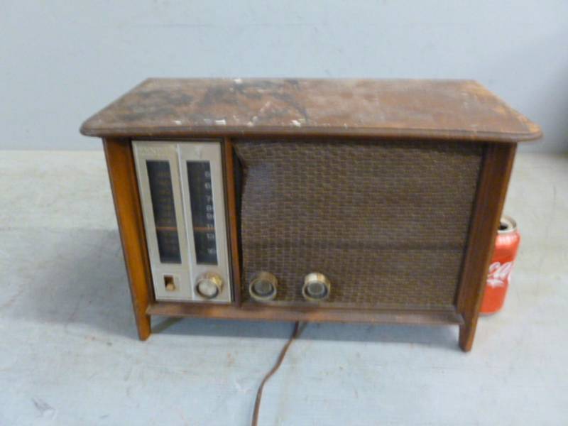 lot 21 image: Vintage Tube Radio