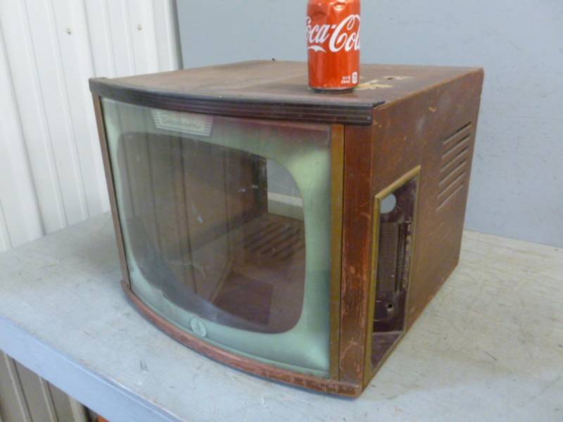 lot 23 image: Vintage T.V Housing