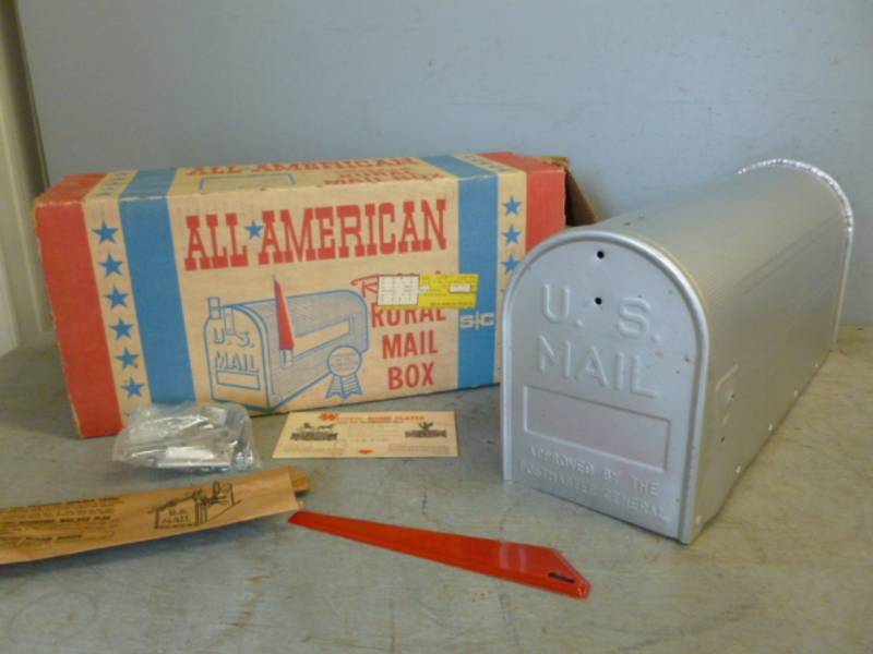 lot 45 image: New Vintage Mailbox