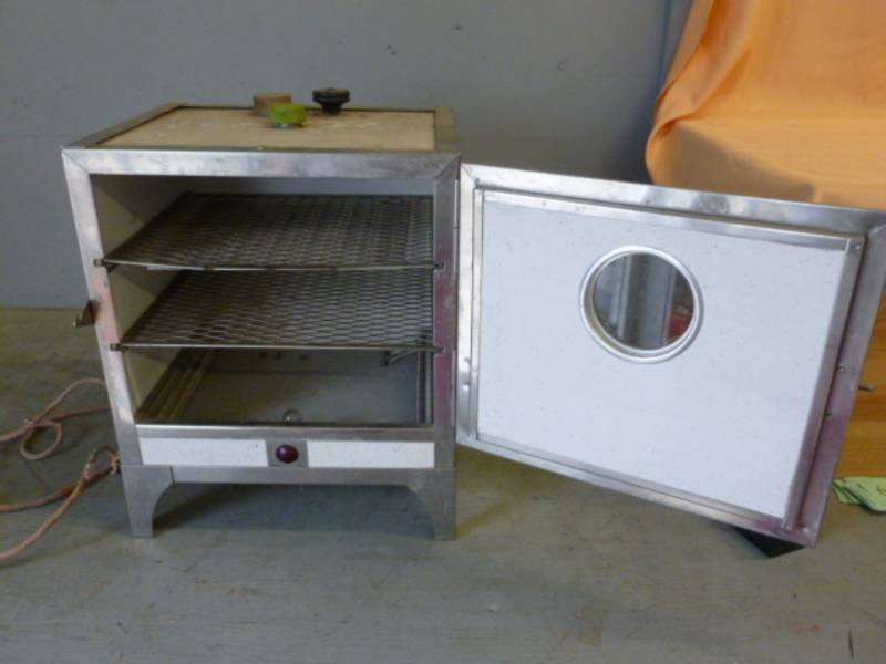 lot 64 image: Vintage Lab Equipment