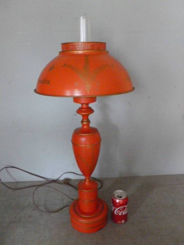 lot 81 image: Vintage Lamp
