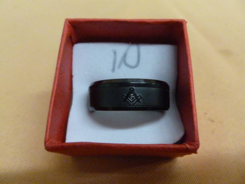 lot 92 image: Mens Ring