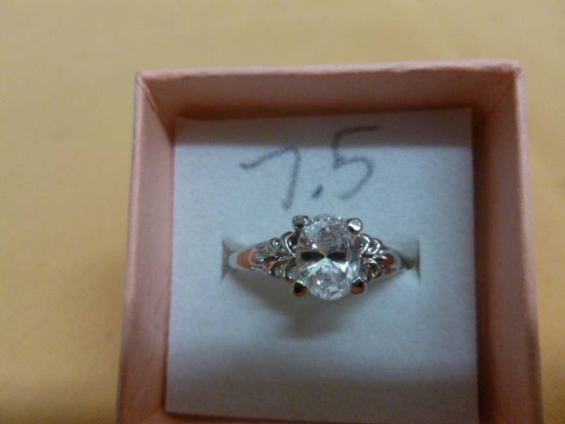 lot 94 image: Ladies Ring